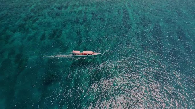 夏日大海景观中漂浮在蓝色水面上的船鸟瞰图。海洋自然中游艇游泳者的休闲活动。在大西洋泻湖放松的天气平静