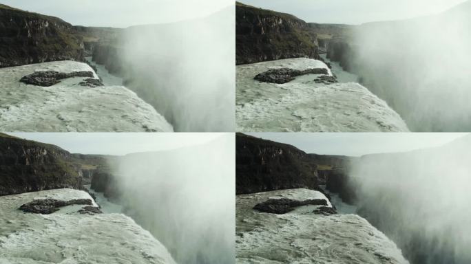 冰岛峡湾，著名的金色瀑布，水雾蒸汽升腾，峡谷岩石之间流淌