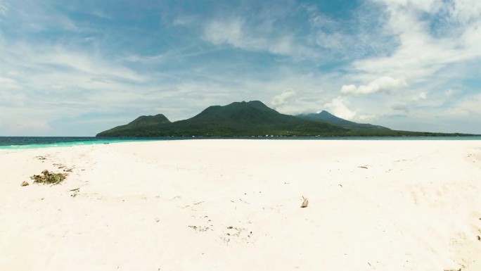 菲律宾卡米金的怀特岛。沙洲。
