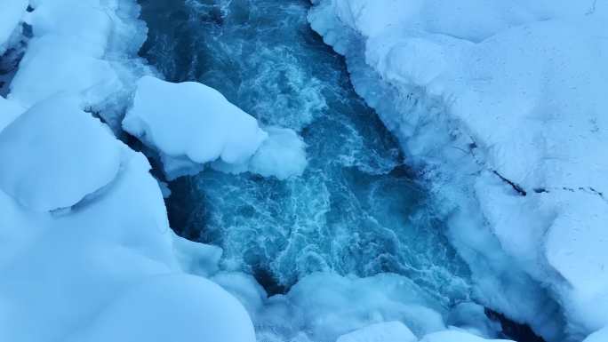 航拍冬季冰封的河流