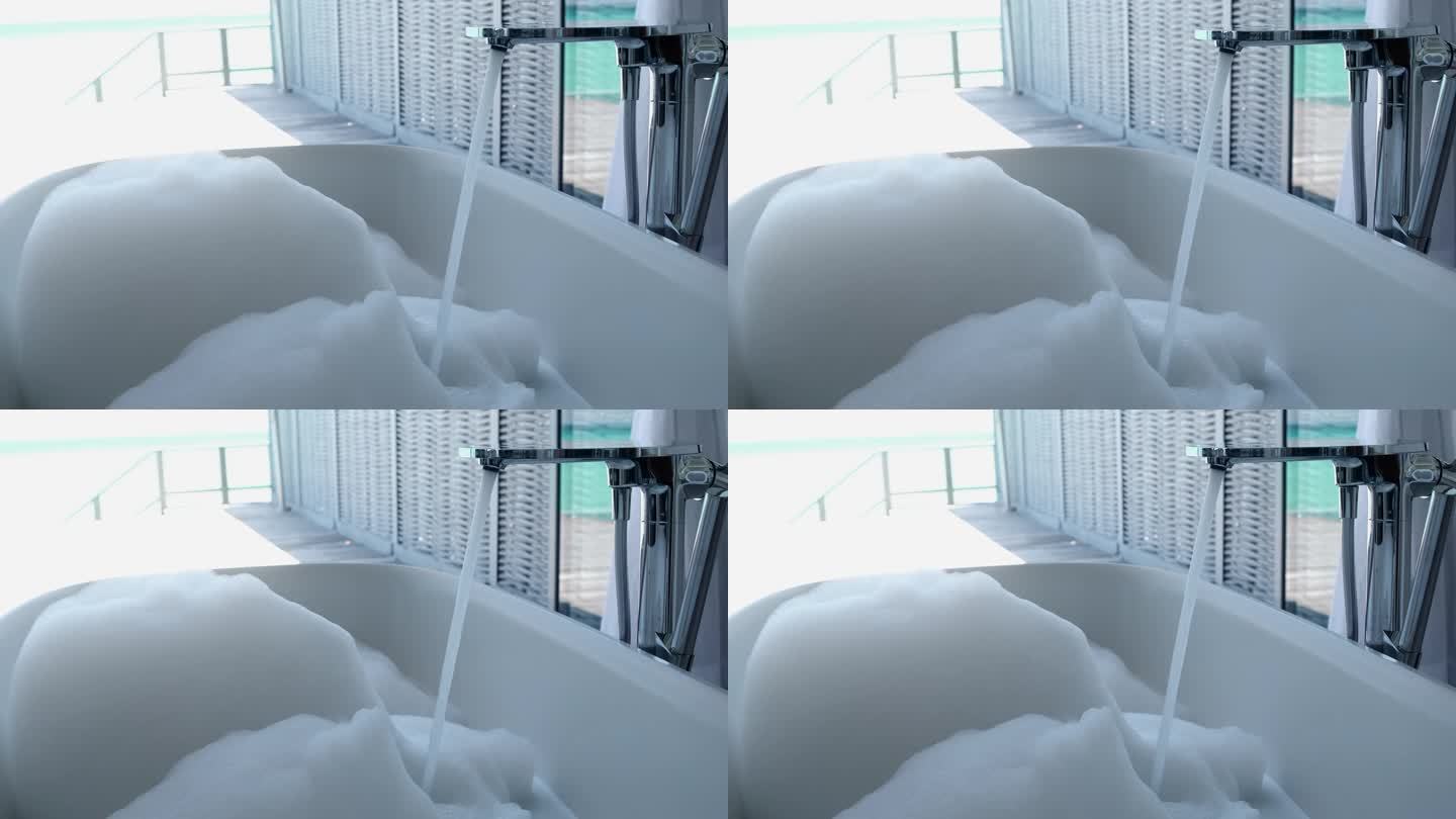 浴缸与泡沫和自来水在豪华酒店浴室。