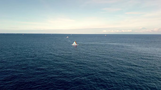 夏日大海景观中漂浮在蓝色水面上的船鸟瞰图。海洋自然中游船游民的休闲活动。放松的天气，宁静的大西洋泻湖