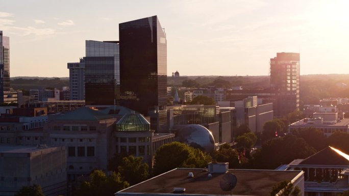 夕阳覆盖罗利市中心，北卡罗来纳州。北卡罗来纳自然科学博物馆和摩天大楼高耸入云。航拍镜头与平移相机运动