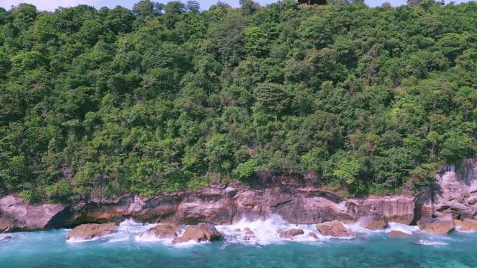 蔚蓝海浪、高山海岸海景鸟瞰图在洛基岛海滨的大西洋自然中旅行。野生海岸珊瑚礁与大森林土地和海洋泻湖的顶