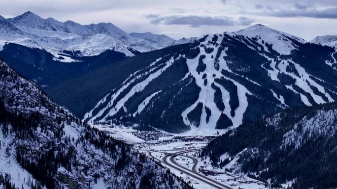 滑雪跑道遥远的i70铜山莱德维尔科罗拉多州冬季十二月圣诞节航拍无人机电影景观银索恩韦尔白杨十英里范围