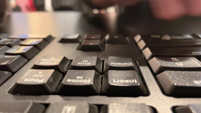 按键盘上的删除键。