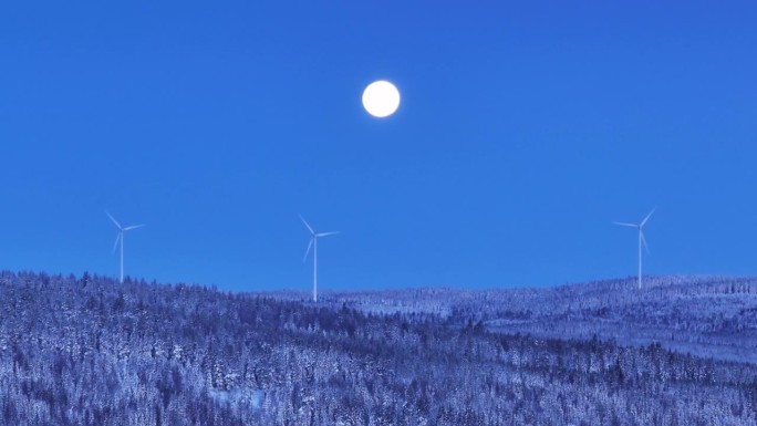 风力涡轮机和冬夜的满月