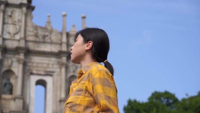 美女站在大三巴牌坊前拍照看风景欣赏古建筑