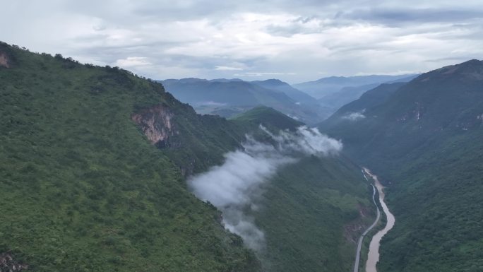 4K航拍临沧耿马小黑江清晨峡谷山间云雾