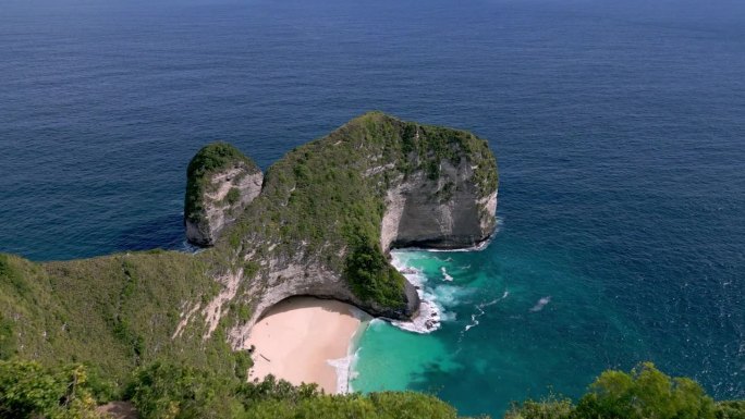 蓝水和夏季海岸海景鸟瞰图。在大西洋岛屿悠闲的大自然中前往海滨海滩。全景海岸与山脉和海洋泻湖在冲浪天气