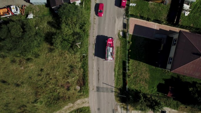 以下无人机拍摄的消防车从行动回来在白天;4 k