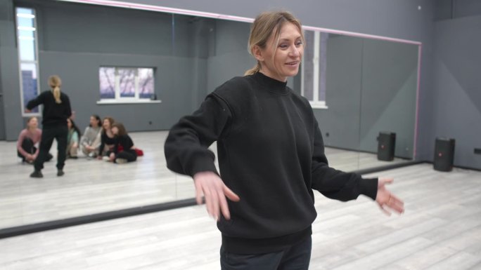 一位女教练在编舞大厅进行集体舞蹈练习。