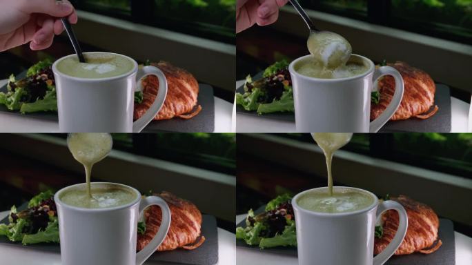 服务员把抹茶和绿色泡沫放在桌子上。代替卡布奇诺减少咖啡因的摄入，用更健康的玛咖茶代替。素食者对日本茶