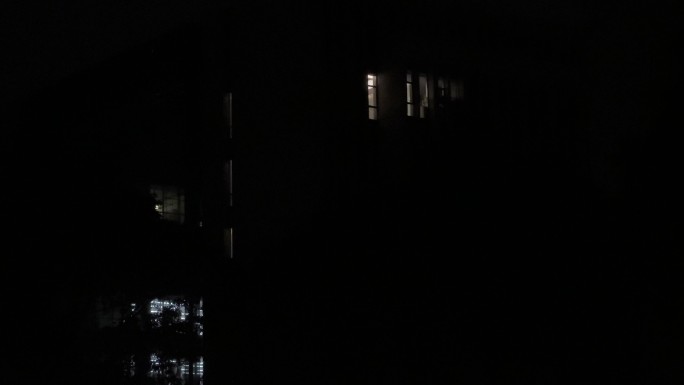 加班灯光深夜亮灯 夜晚大楼窗外夜灯晚上