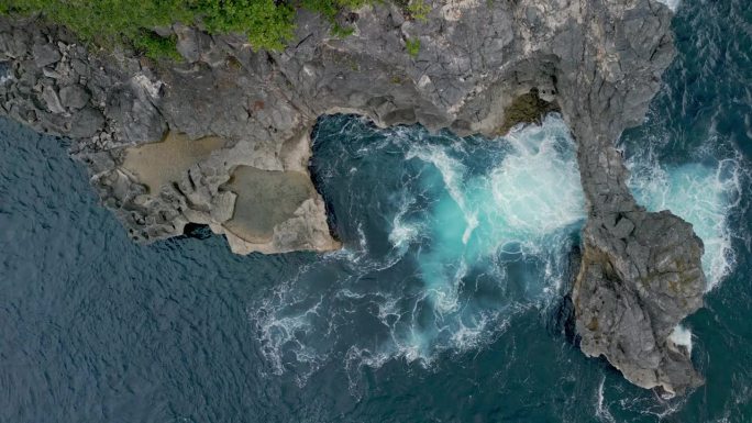 蔚蓝海浪、高山海岸海景鸟瞰图在洛基岛海滨的大西洋自然中旅行。上面拍摄的全景海岸与野生泻湖和海洋天气