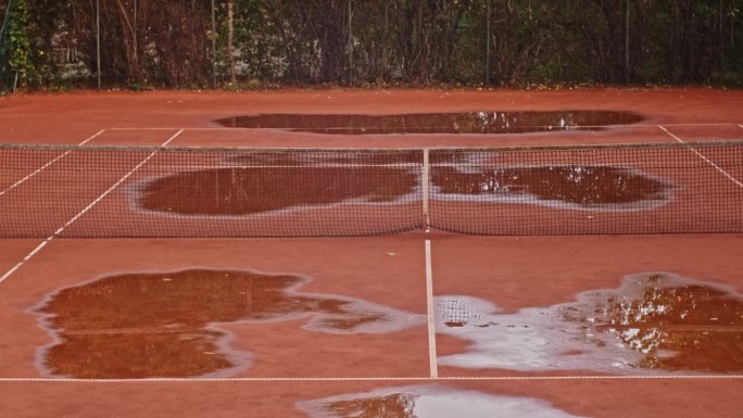 红土网球场的湿面，有大的雨水水坑
