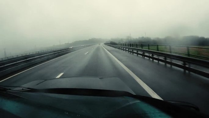 驾公路雨，驾交通