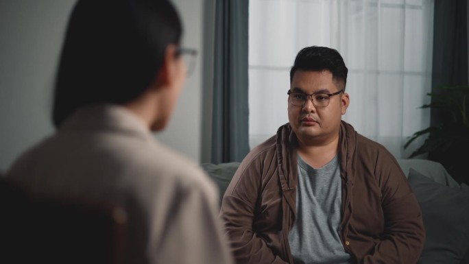 亚洲心理学家为一名抑郁的亚洲男子提供咨询