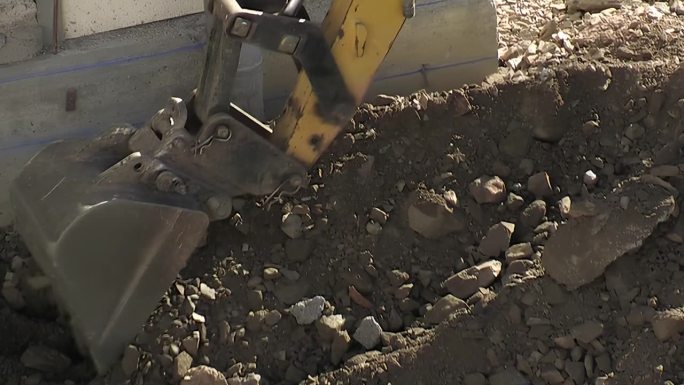 挖掘机铲装土挖沟