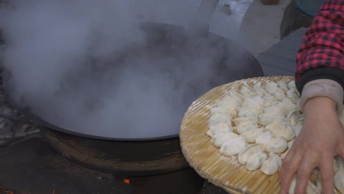 农村大锅煮饺子