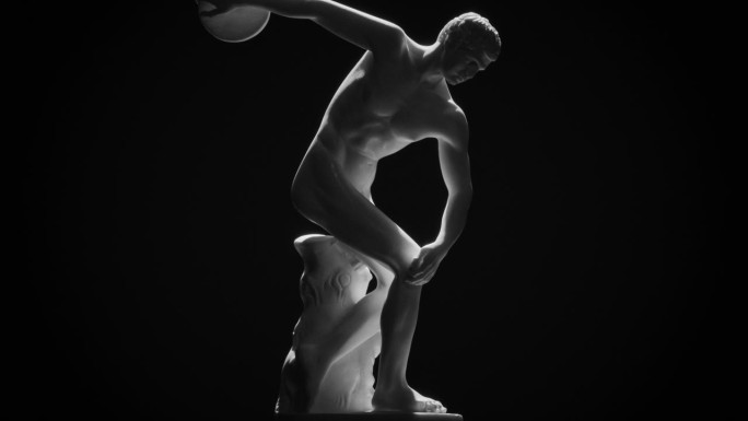 米隆的大理石雕塑“掷铁饼者”的全景图，在黑色背景上旋转