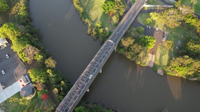 在澳大利亚新南威尔士州利斯莫尔的贝利纳街大桥上行驶的车辆穿过威尔逊河。空中倾斜拍摄