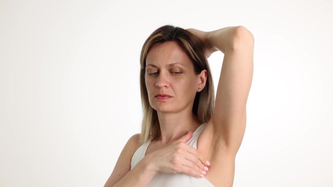 女性触摸腋窝和乳房区域，发现问题点
