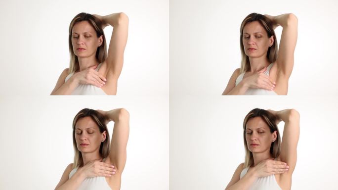 女性触摸腋窝和乳房区域，发现问题点