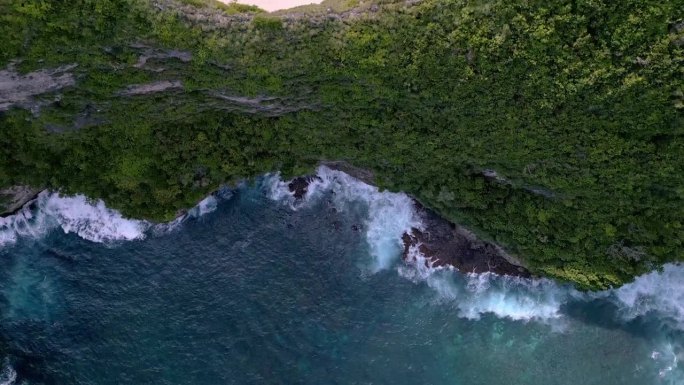 蓝水和夏季海岸海景鸟瞰图。在大西洋岛宁静的大自然中前往海滨海滩。全景海岸与山和沙滩泻湖在游泳的天气