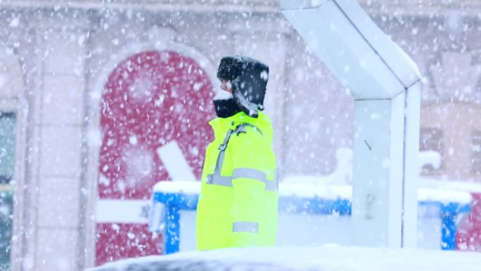 暴雪天女交警执勤