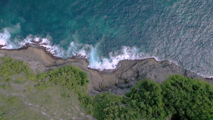 蔚蓝海浪、高山海岸海景鸟瞰图在洛基岛海滨的大西洋自然中旅行。野生海岸与森林土地和蔚蓝海洋泻湖的顶景