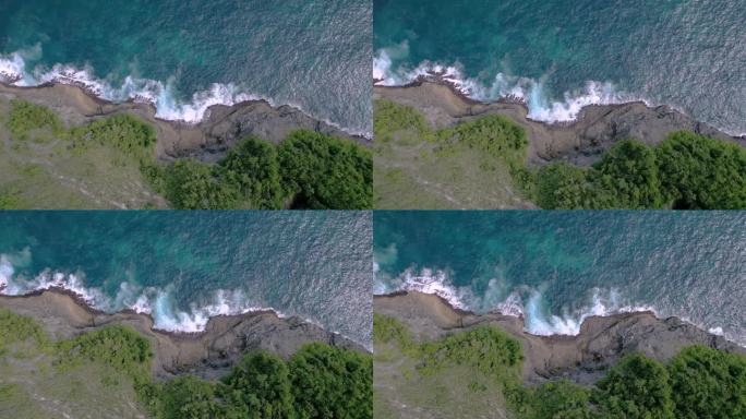蔚蓝海浪、高山海岸海景鸟瞰图在洛基岛海滨的大西洋自然中旅行。野生海岸与森林土地和蔚蓝海洋泻湖的顶景