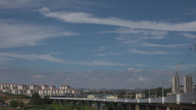 在高架桥上行驶的轻轨车蓝天白云