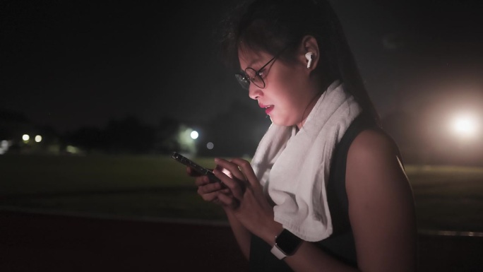 女人晚上户外健身特写镜头视频通话夜跑跑步
