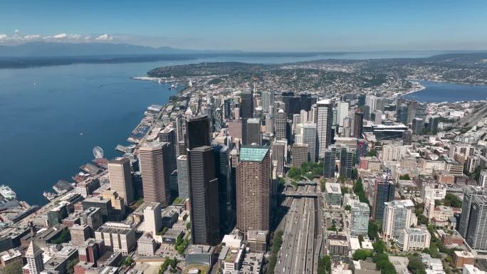广角无人机拍摄的西雅图市中心，林立的摩天大楼。