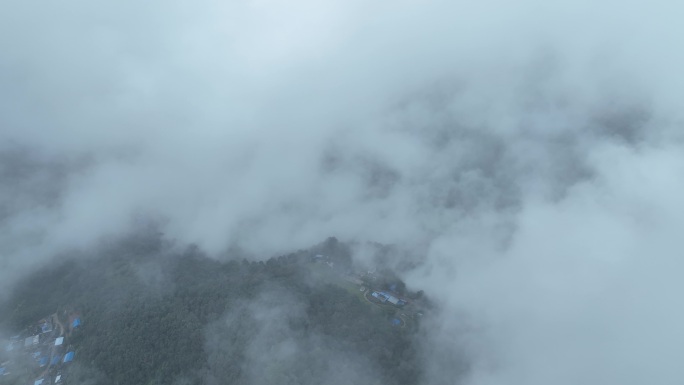 4K航拍，在耿马山巅的云中穿梭