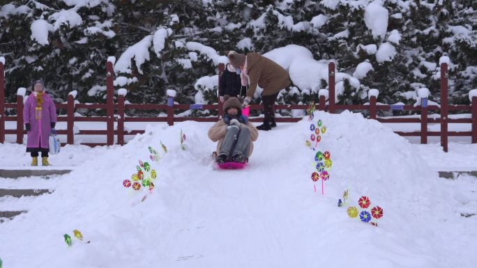 冬天雪景欢乐场景