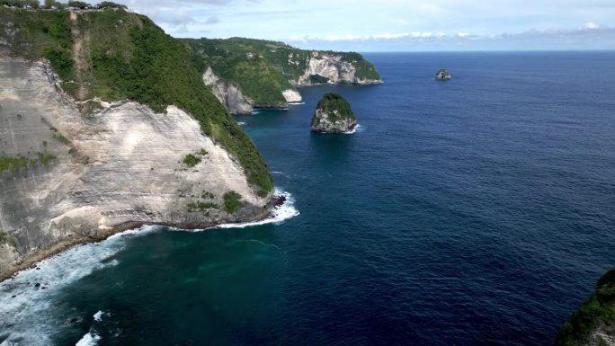 蔚蓝海浪、高山海岸海景鸟瞰图在洛基岛海滨的大西洋自然中旅行。飞行拍摄的高海岸与森林土地和野生海洋泻湖