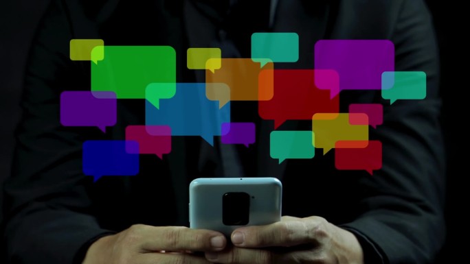 商人手用智能手机打字实时聊天和社交网络概念聊天，聊天对话工作在气泡聊天框弹出图标。社会化媒体营销技术