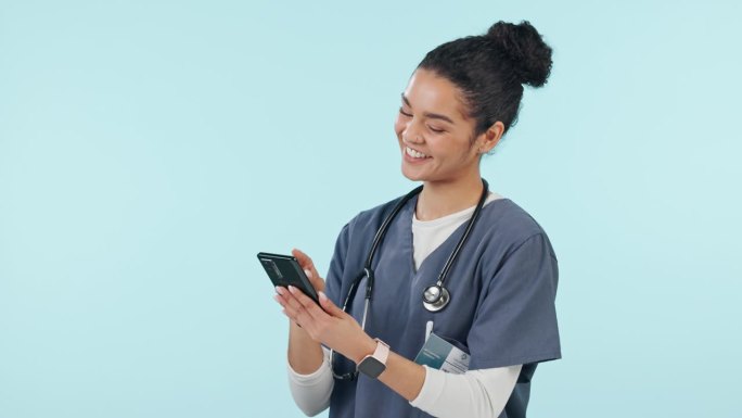 医生，女人笑着打电话进行医疗交流，社交媒体梗或在工作室里有趣的聊天。学生或年轻的医疗护士在移动远程医