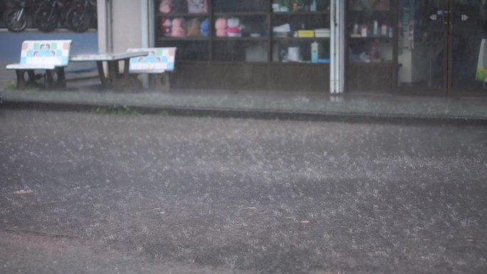 白天下雨的慢动作白天慢动作雨衣