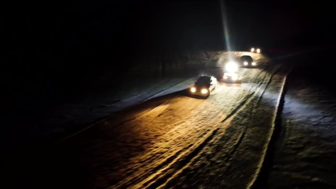 冬季漂移比赛在雪上赛道夜间，led灯照明