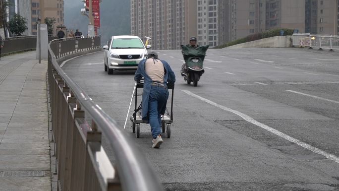 逆行 走在车道上的工人背影