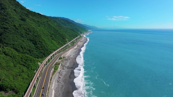 鸟瞰美丽的海岸线和山路，南联高速公路，台湾。