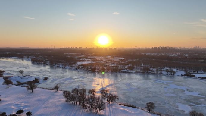 4k航拍唯美雪后日落结冰湖面