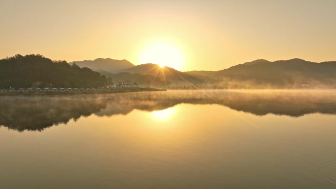 湖面日出白鹭飞过孔桥日照湖面上虞皂李湖