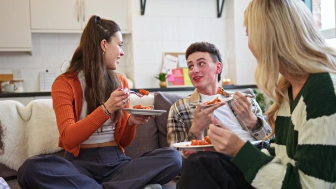 吃午餐的学生年轻人活力吃饭聊天
