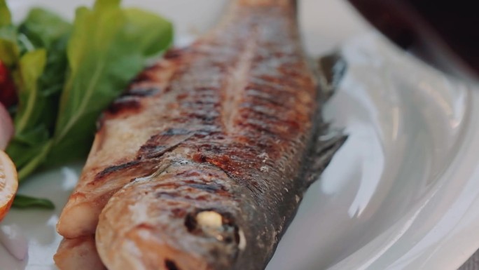 餐桌上煮熟的鱼的特写镜头