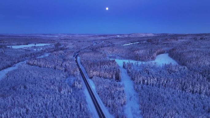 满月照在路上，路上有一些汽车，冬日的风景