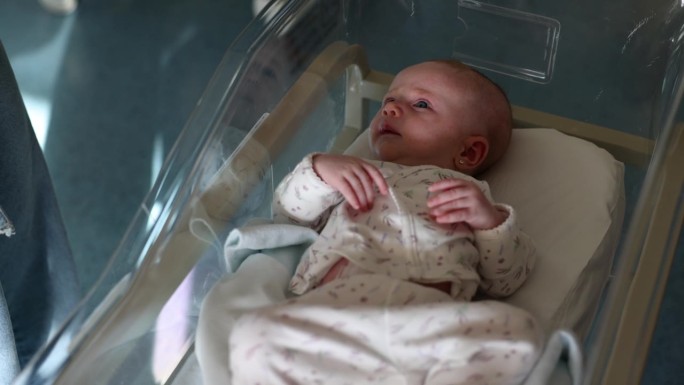 在医院的保温箱里，一个漂亮的新生儿